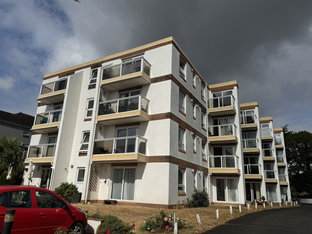 Lot: 12 - RETIREMENT APARTMENT WITH SEA VIEWS - Rear of the block
